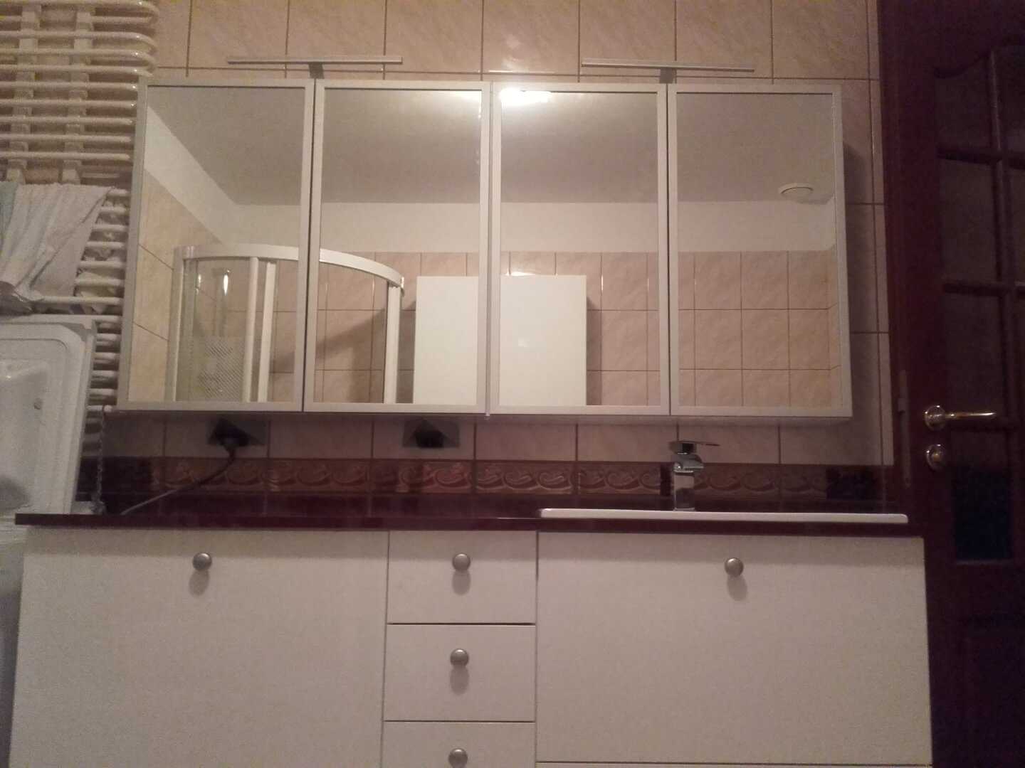 Szafka pod umywalkę z dodatkową przestrzenią do przechowywania