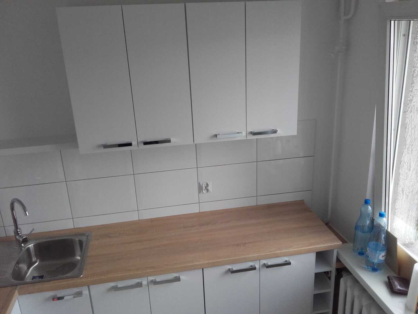 Kuchnia z jasnym blatem