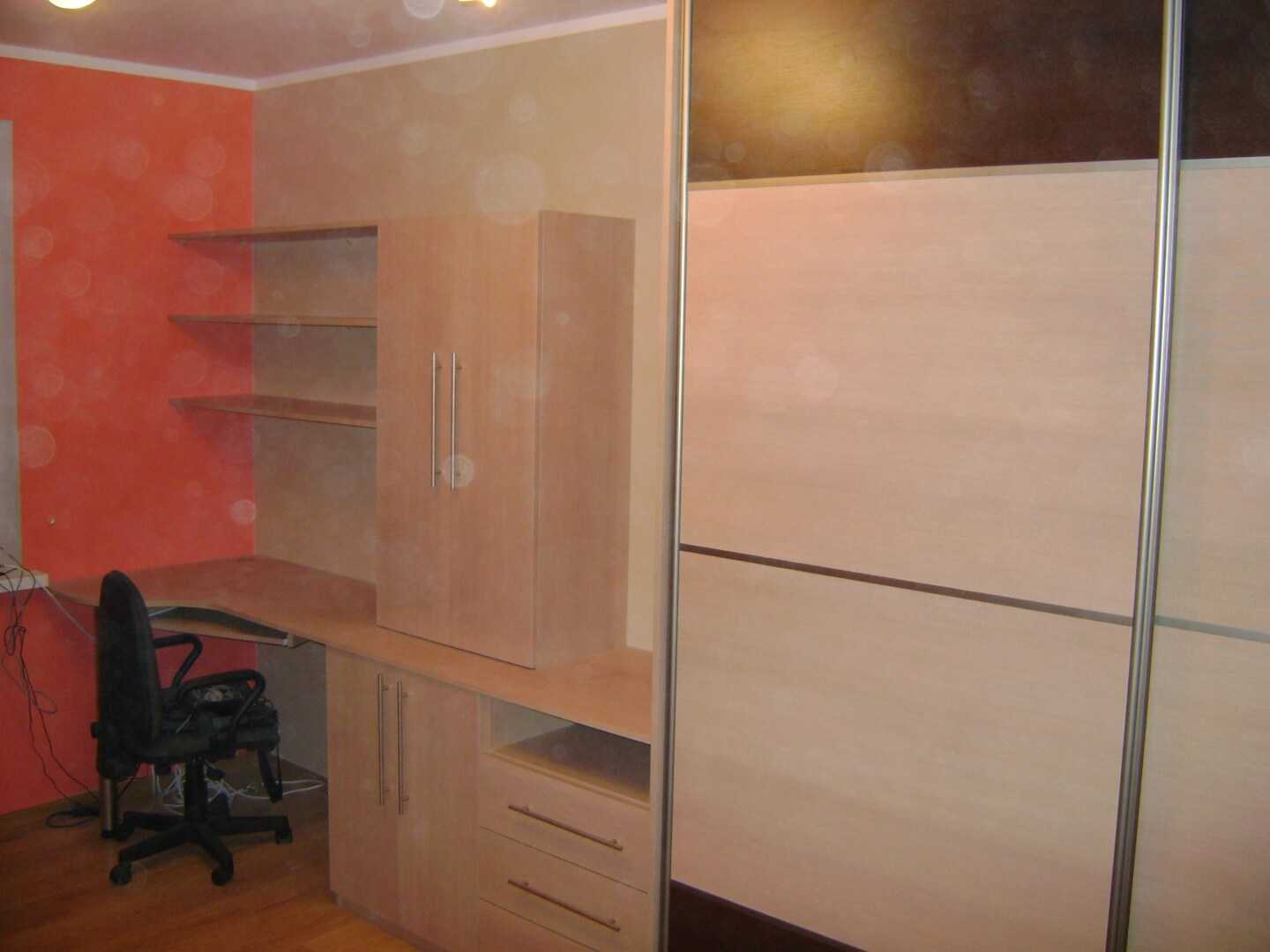Szafa wnękowa jasna z widocznymi półkami