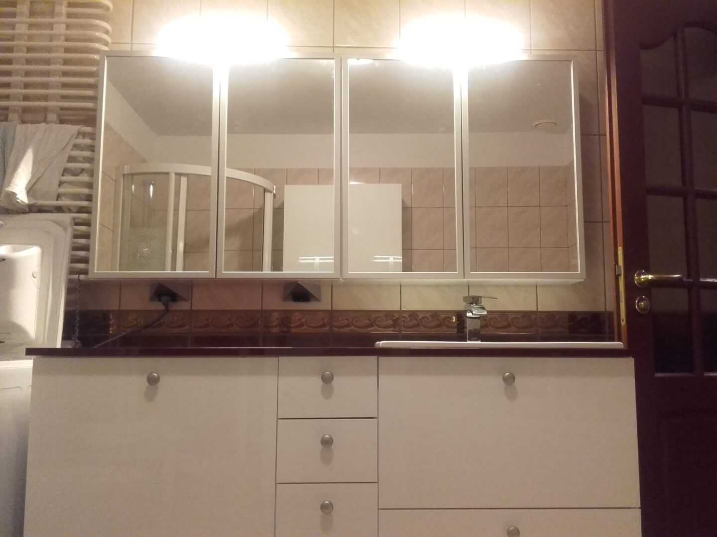 Szafka pod umywalkę z dodatkową przestrzenią do przechowywania