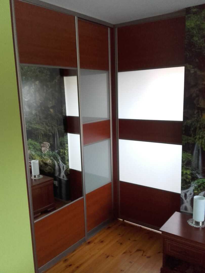 Szafa wnękowa z mlecznym szkłem