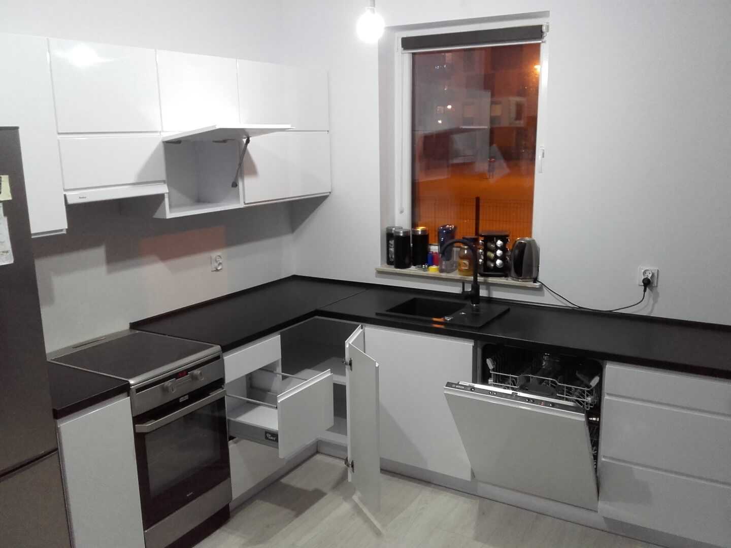 Kuchnia z frezowanymi frontami i ciemnym blatem