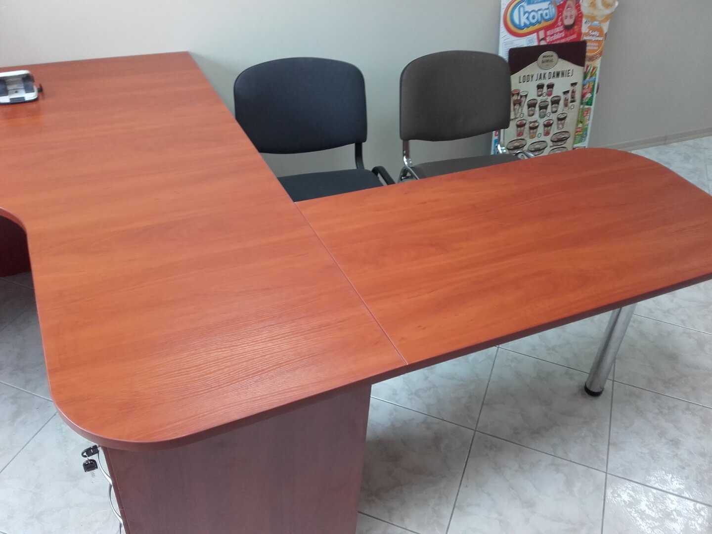 Biurko z dodatkową  przestrzenią