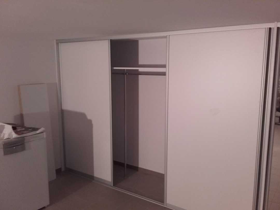 Duża szafa wnękowa jasna z lustrami i garderobą