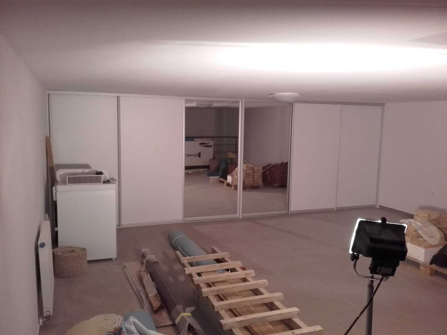 Duża szafa wnękowa jasna z lustrami