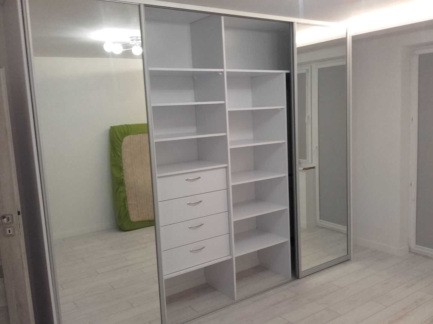 Szafa wnękowa z półkami, szufladami i lustrem