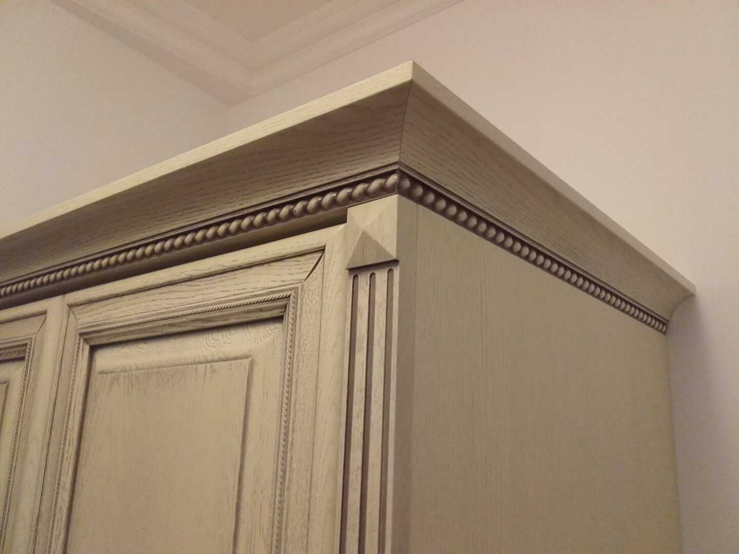 Szafa z frezowanymi drzwiami