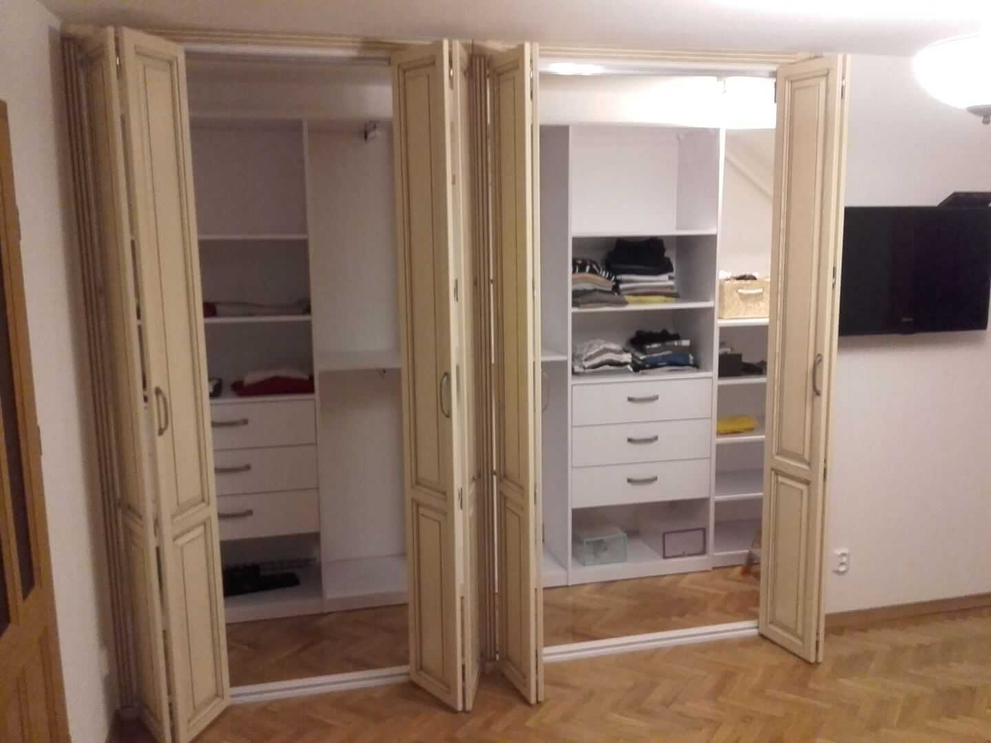 Garderoba we wnęce z otwartymi drzwiami