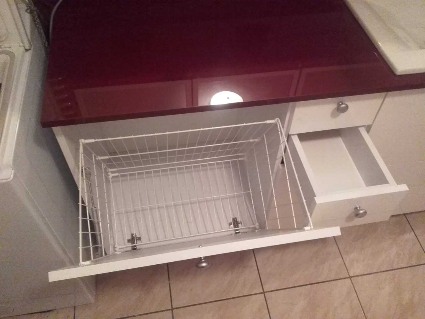 Szafka pod umywalkę z dodatkową przestrzenią do przechowywania