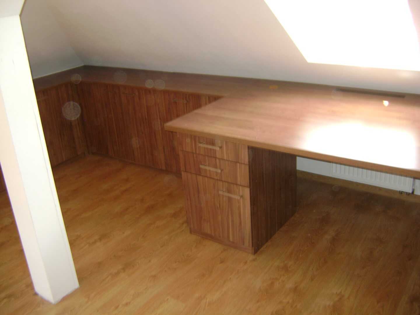Biurko szafkami i zabudową