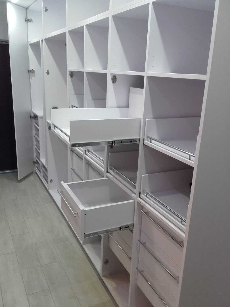 Garderoba z półkami i szufladami