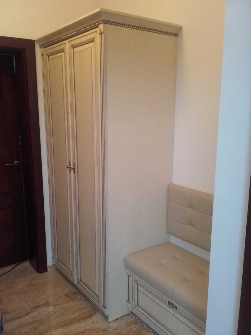 Szafa z frezowanymi drzwiami