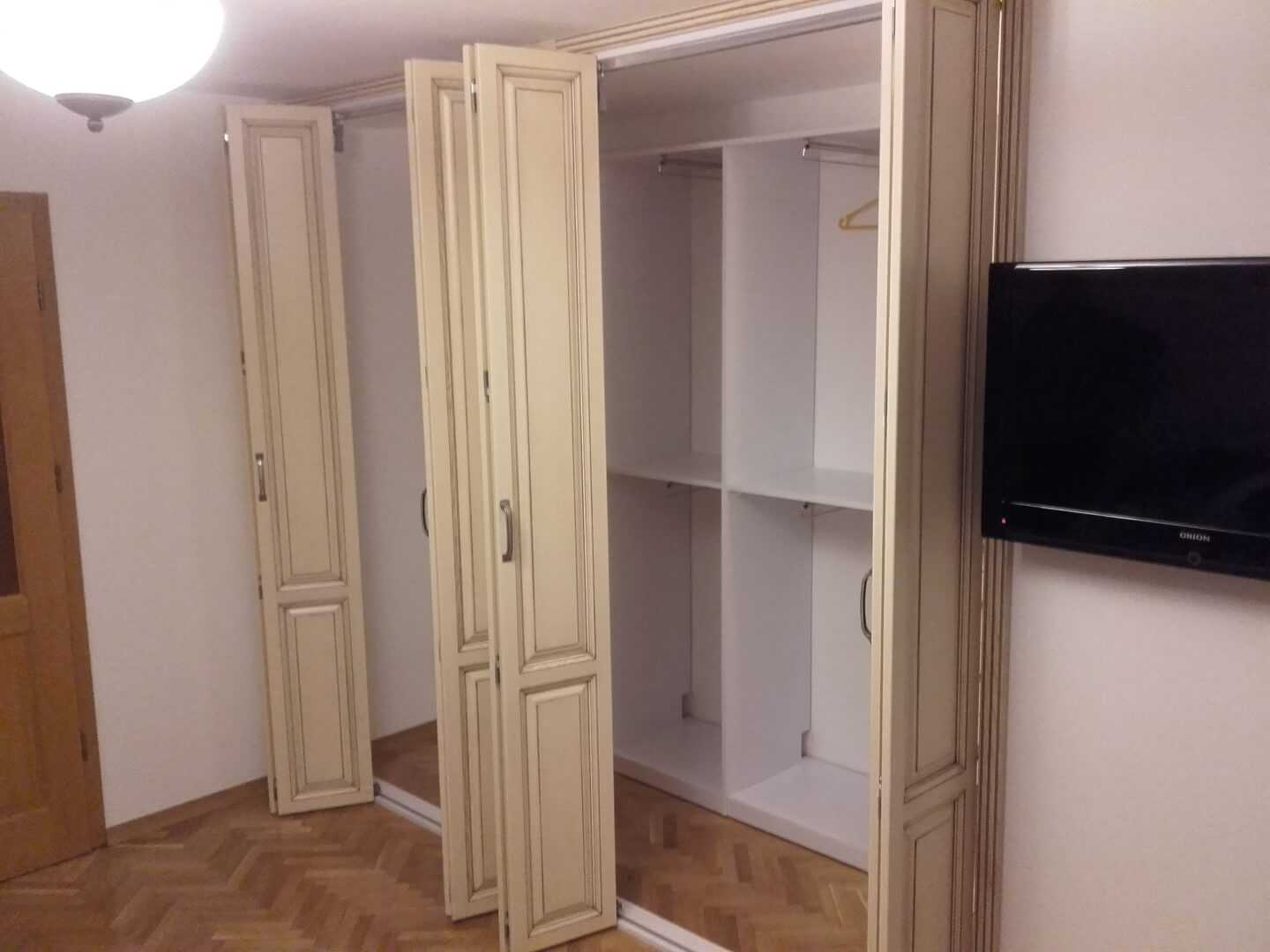 Garderoba we wnęce z otwartymi drzwiami