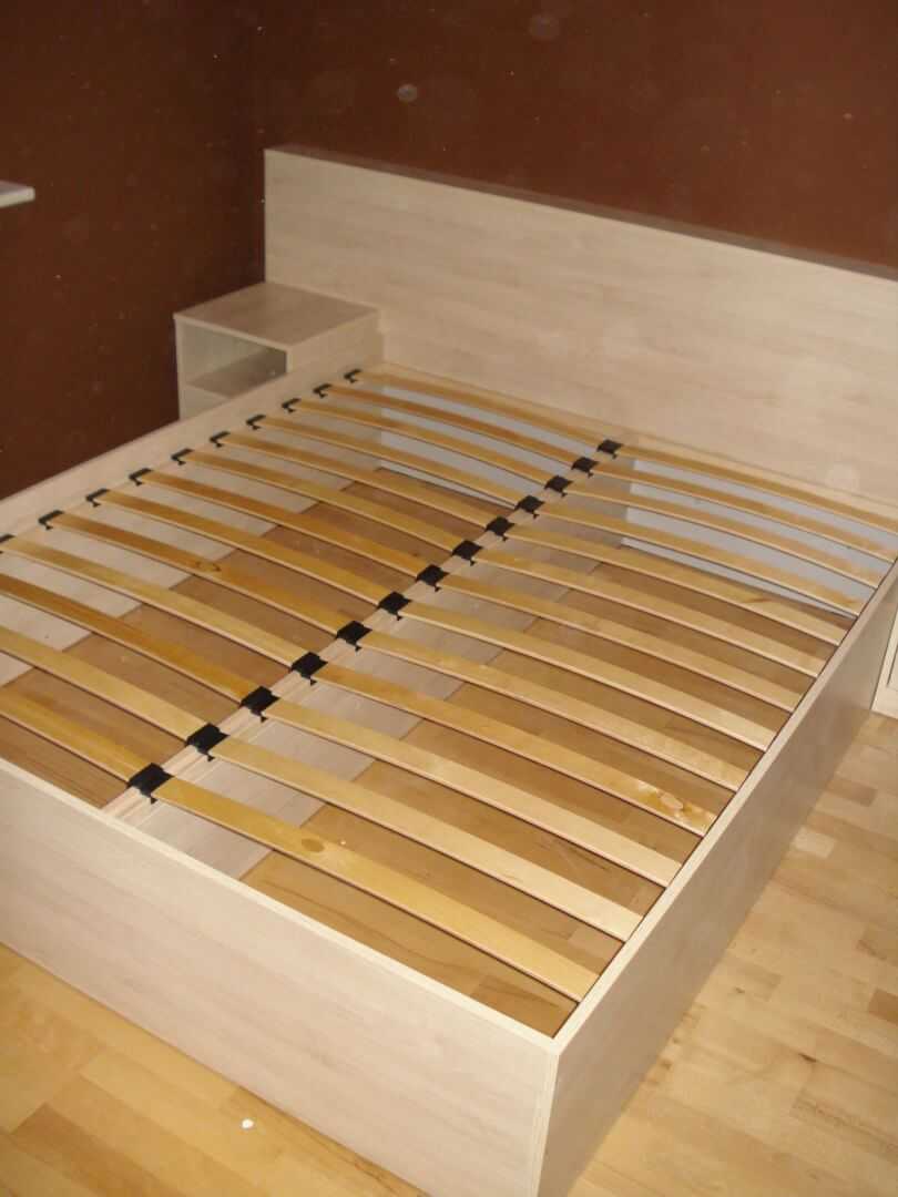 Łóżko do sypialni z stelażem pod materac