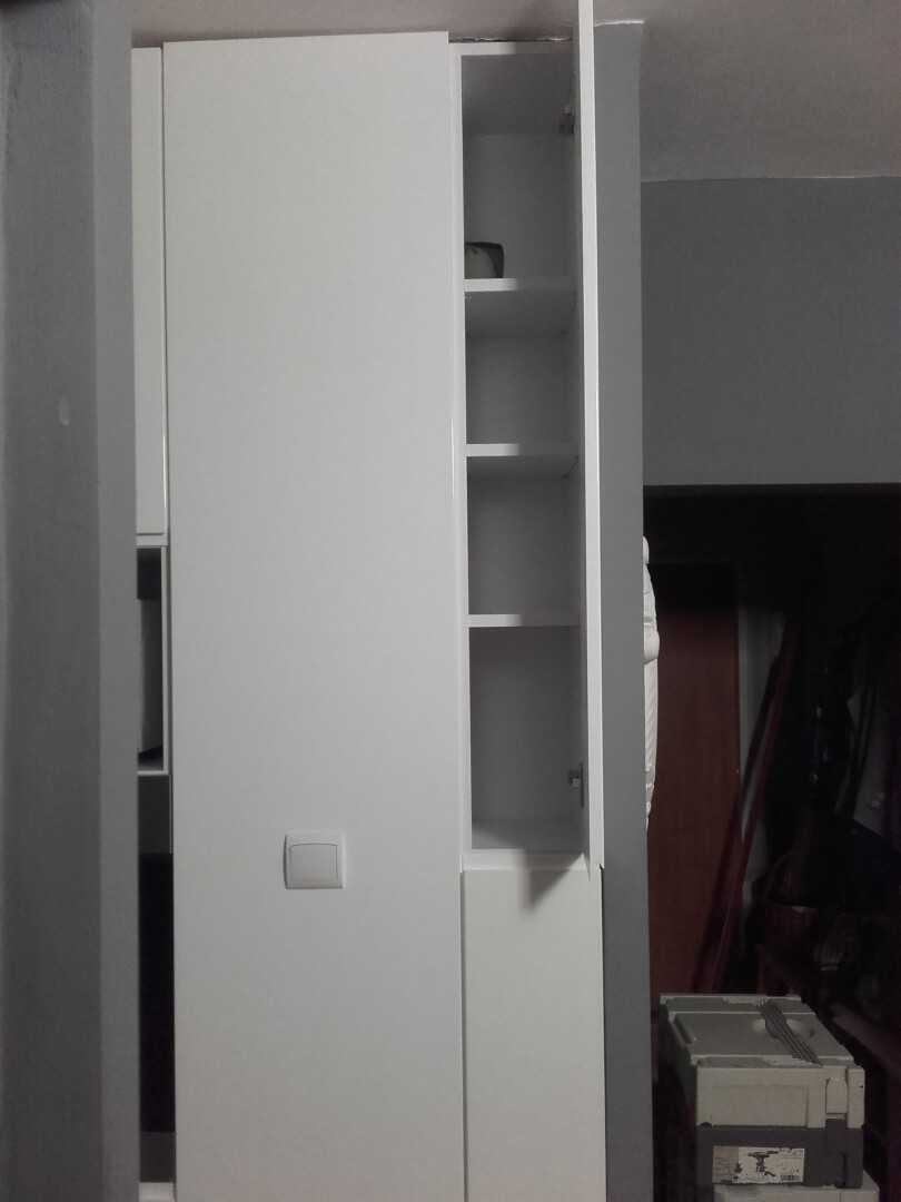 Otwarty wąski słupek meblowy