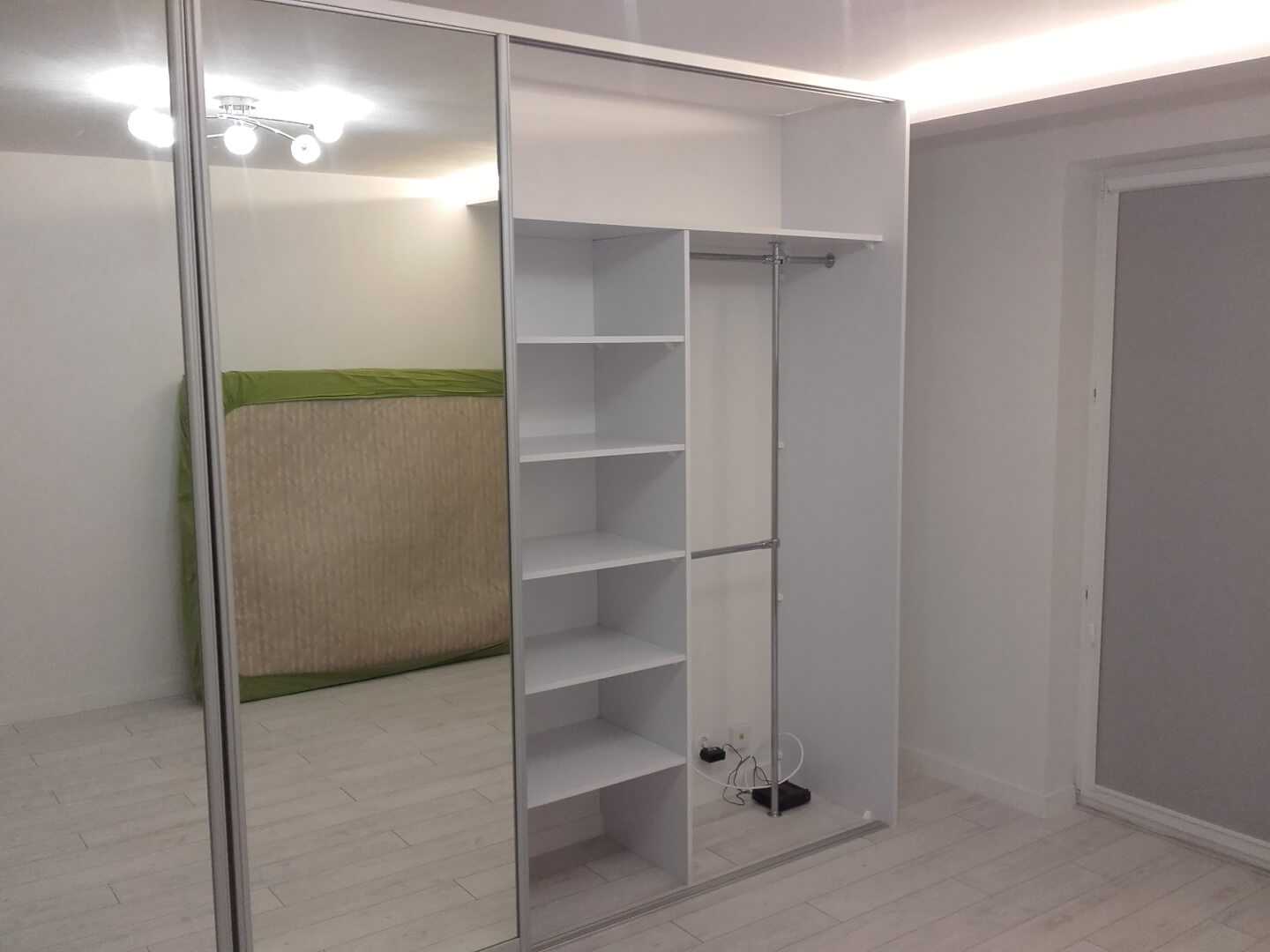 Szafa wnękowa z półkami, szufladami i lustrem