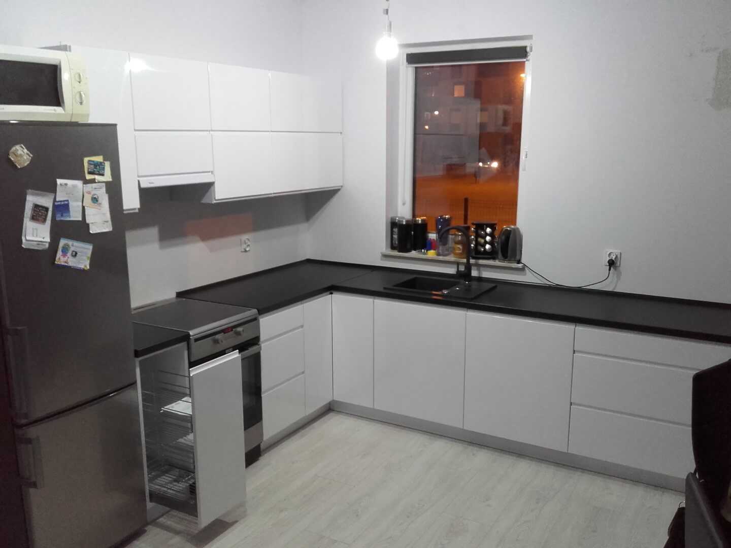 Kuchnia z frezowanymi frontami i ciemnym blatem