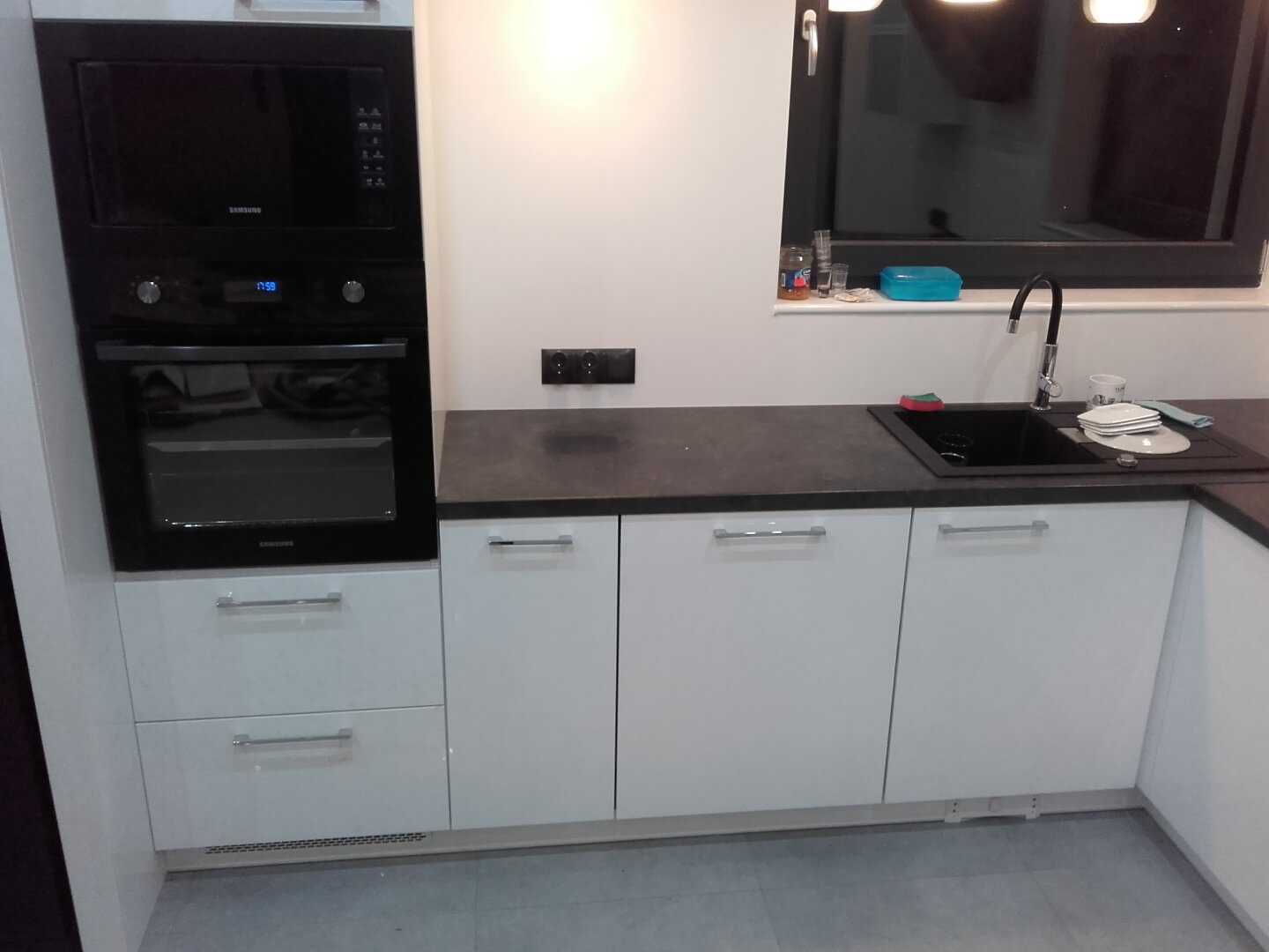 Kuchnia z lakierowanymi frontami i meblami w zabudowie