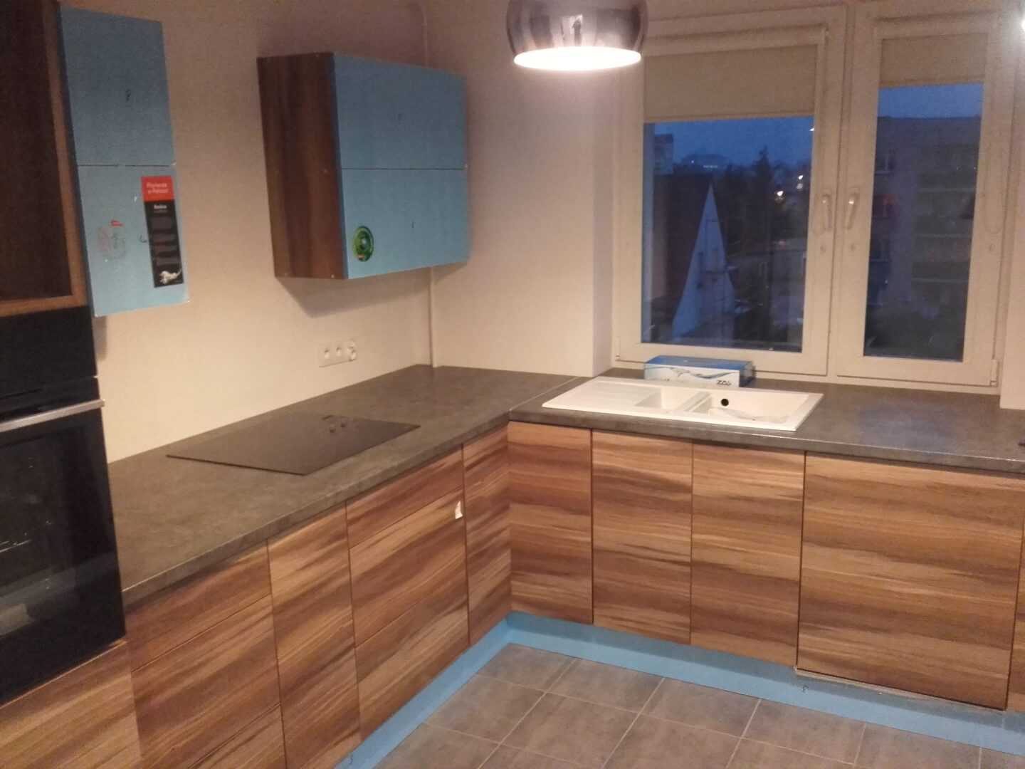 Meble kuchenne z ciemnymi frontami