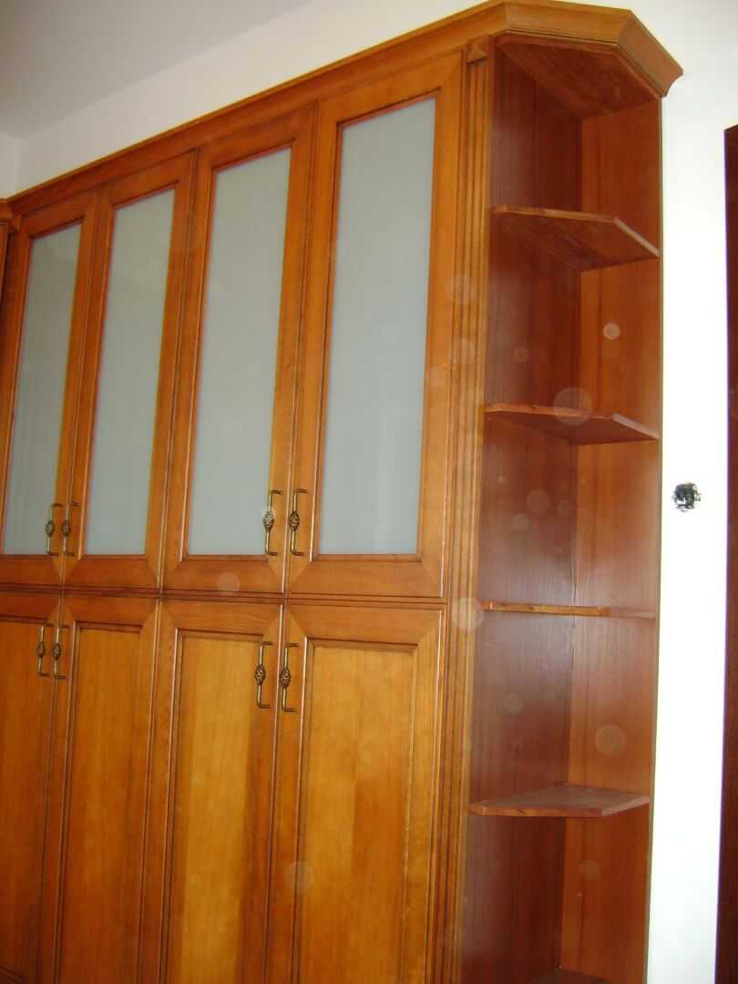 Szafa z frezowanymi frontami i przeszkleniem