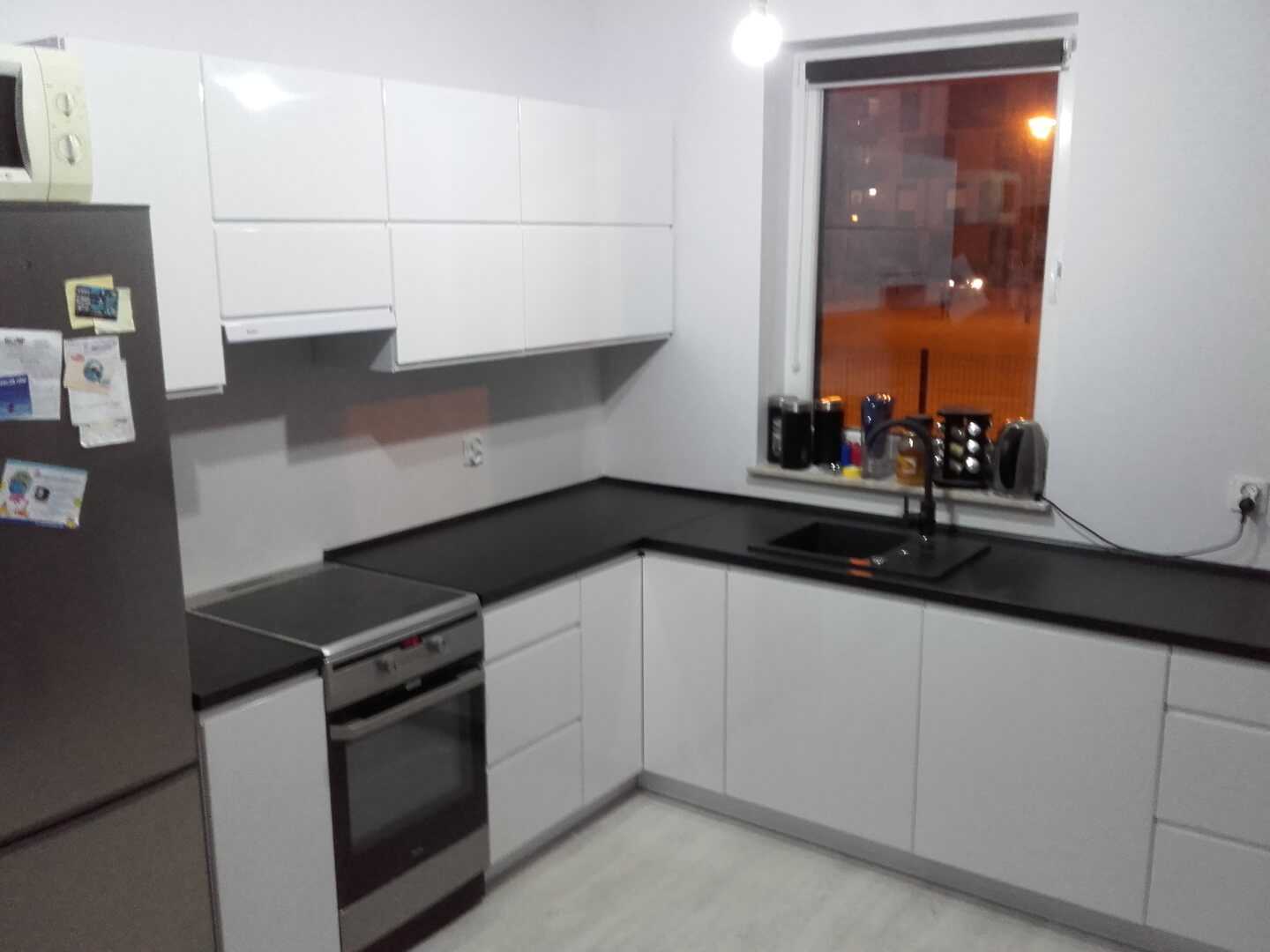 Kuchnia z frezowanymi frontami i ciemnym blatem
