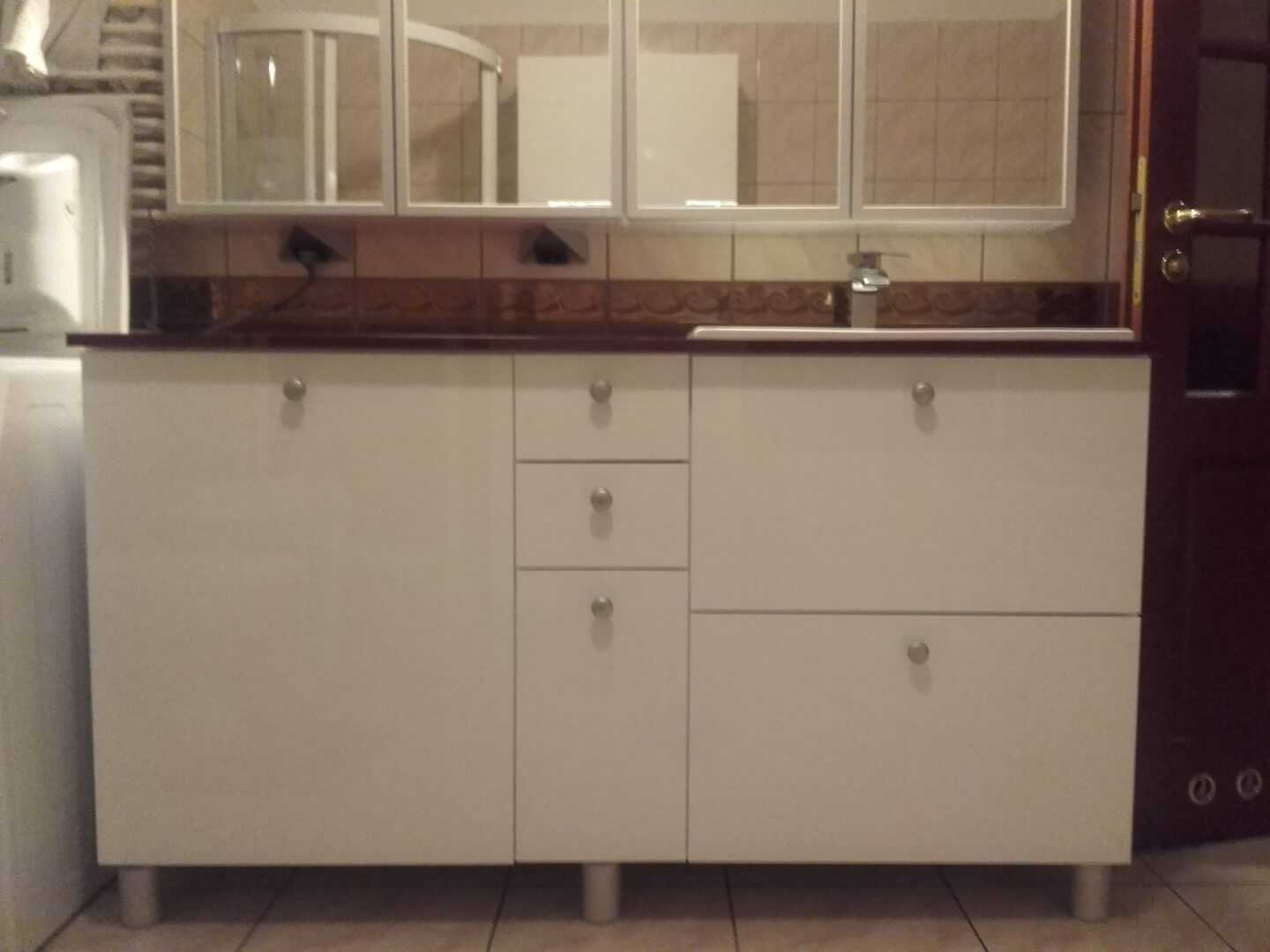 Szafka pod umywalkę z dodatkową przestrzenią do przechowywania
