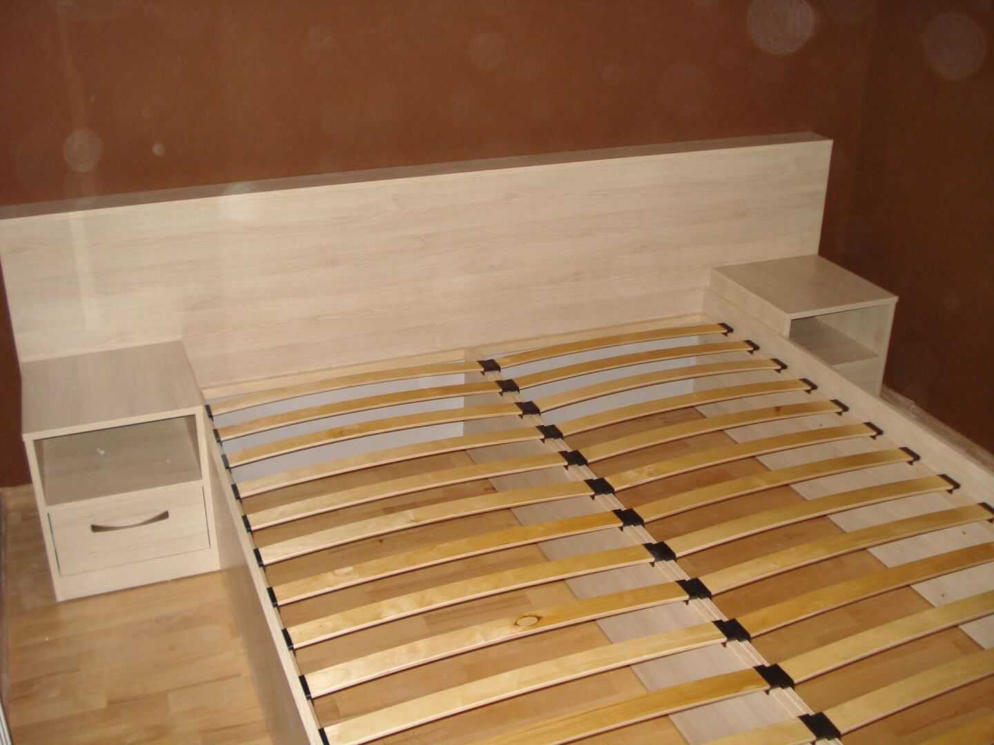 Łóżko do sypialni z stelażem pod materac